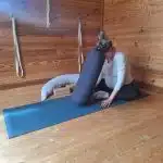 femme enceinte qui fait du yoga prénatal pour se détendre et relâcher les tensions