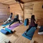 Femmes enceintes faisant du yoga prénatal avec chaise au Vigan