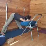 Femmes enceintes faisant du yoga prénatal avec chaise au Vigan