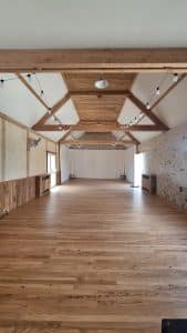 photo de l'intérieur de la salle du tiers lieu savy ou sont dispensés des cours de yoga par AnneCha