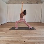 AnneCha réalise une posture de yoga au tiers lieu savy
