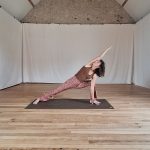 AnneCha réalise une posture de yoga au tiers lieu savy